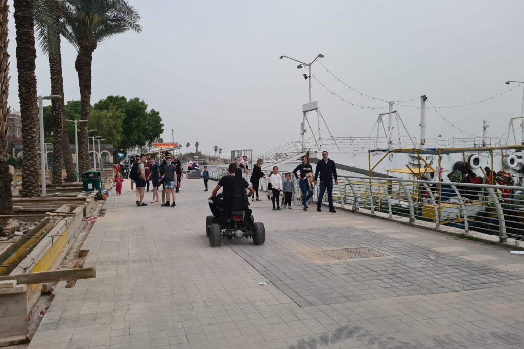אובך בטיילת בטבריה ביום הבחירות (צילום: דפנה איזברוך) אובך בטיילת בטבריה ביום הבחירות (צילום: דפנה איזברוך)