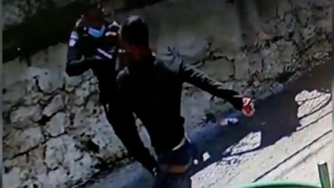 صورة عن كاميرا مراقبة للحادث الذي تم اطلاق النار فيه على منير عنبتاوي من حيفا في مواجهة مع افراد الشرطة (تصوير شاشة من خلال قناة كان الإخبارية)