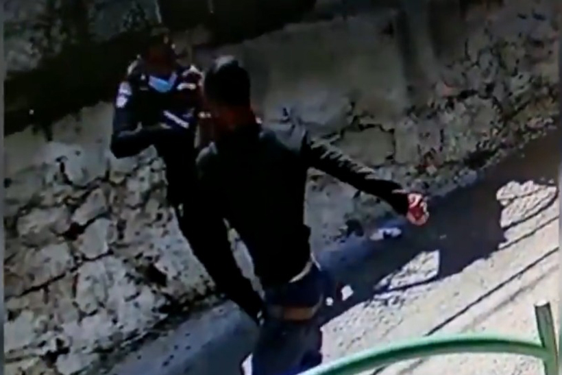 صورة عن كاميرا مراقبة للحادث الذي تم اطلاق النار فيه على منير عنبتاوي من حيفا في مواجهة مع افراد الشرطة (تصوير شاشة من خلال قناة كان الإخبارية)