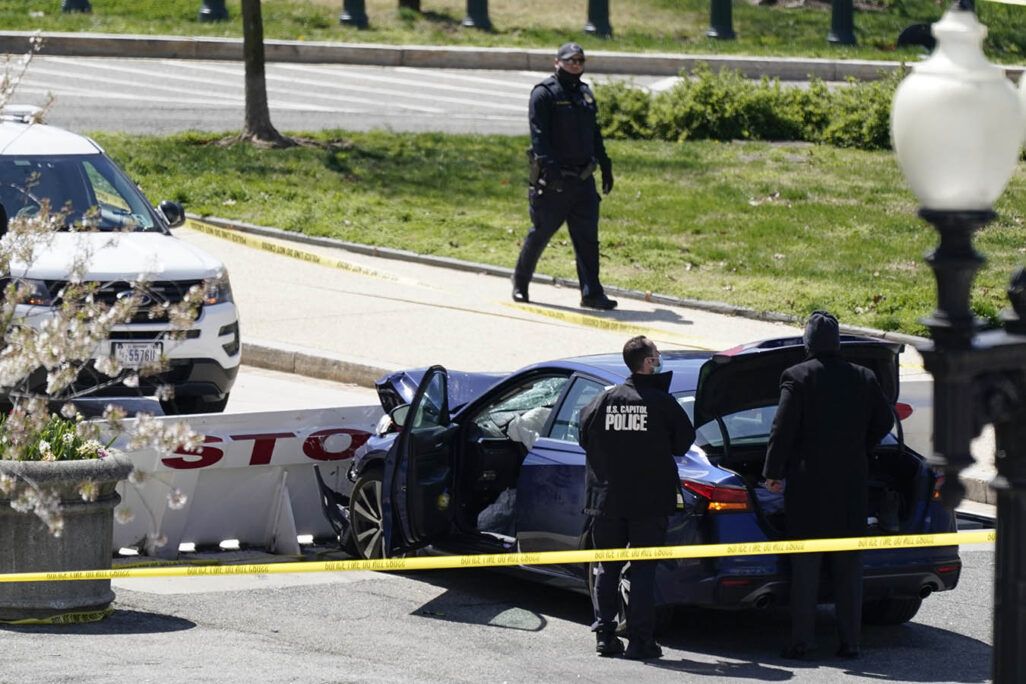 שוטרים ליד המכונית שפגעה במחסום בגבעת הקפיטול בוושינגטון הבירה, 2 באפריל 2021. (צילום: AP/J. Scott Applewhite)