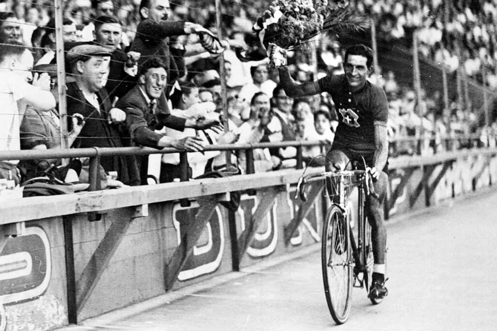 רוכב האופניים האיטלקי ג'ינו ברטלי חוגג את זכייתו בטור דה פראנס ב -31 ביולי 1938 (צילום: Roger Viollet via Getty Images)