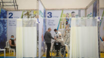 מתחם חיסונים בהוד השרון (צילום: מרים אלסטר / פלאש 90).