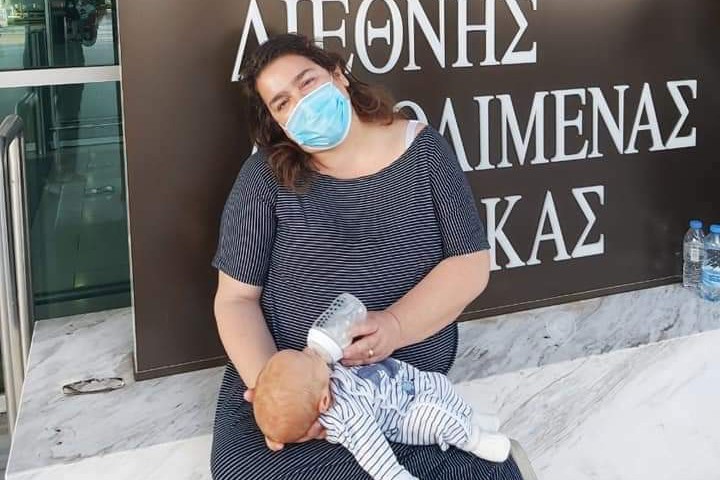 קרינה אלון עם אחד התינוקות שסייעה בהבאתו אל העולם (צילום: אלבום פרטי)