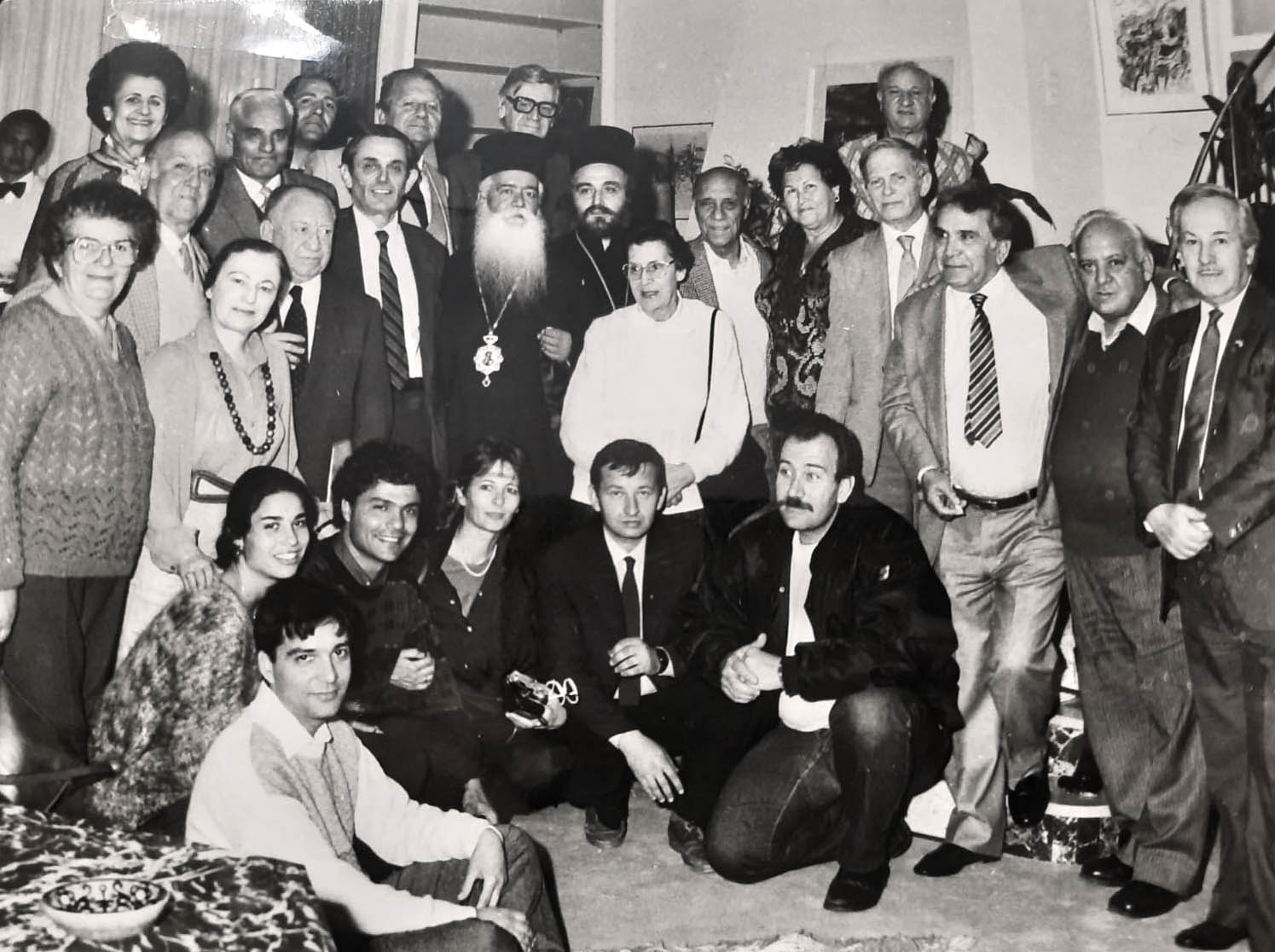ג'קי חנדלי (בשורה העליונה, רביעי משמאל) בסיור ביוון עם ניצולי שואה מיוון ובני משפחותיהם, בשלהי שנות השמונים (צילום: אלבום פרטי)