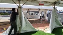 פירוק מתחם המיון הייעודי לחולי קורונה בבית החולים שיבא, אפריל 2021 (צילום: נעמה עזריאל, דוברות שיבא)