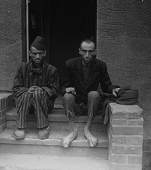 אסירים במחנה דורה-מיטלבלאו ימים אחדים לאחר שיחרורו, 12 באפריל 1945 (צילום: ויקימדיה)