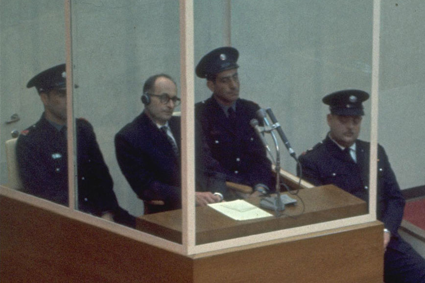 אדולף אייכמן (בתא הזכוכית) בפתיחת משפטו. גם החברה הישראלית, ואולי העם היהודי, נתנו במובנים מסוימים את הדין באותם חודשים של 1961 (צילום: לע"מ)