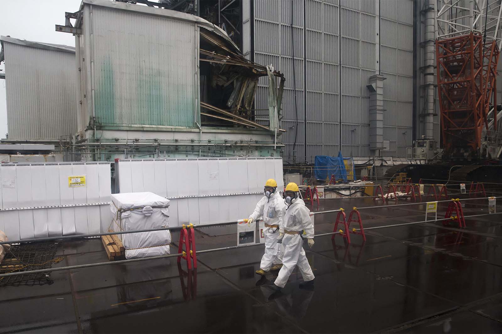 עובדים בעבודות השיקום של תחנת הכח הגרעינית בפוקושימה. (צילום: Tomohiro Ohsumi/Pool Photo via AP)