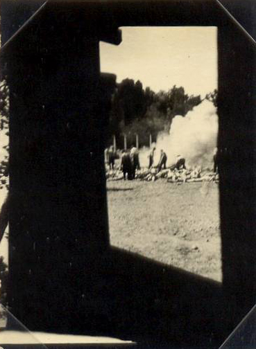 גופות הממתינות לשריפה; חלק מהגופות נשרפו בבורות כאשר המשרפות היו מלאות (מתוך תמונות מחתרתיות שצילמו אסירי הזונדרקומנדו שהוברחו מאושוויץ)