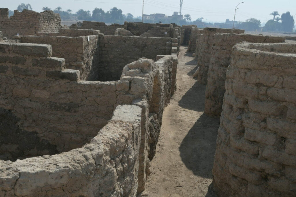 חומות העיר העתיקה שהתגלתה במצרים (צילום: רויטרס)