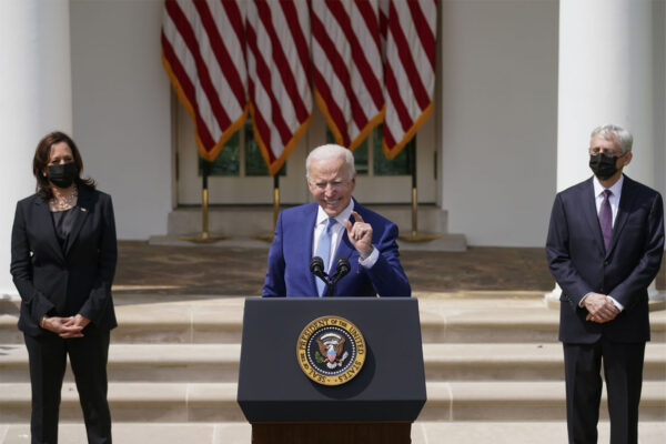 הנשיא ביידן, סגנית הנשיא האריס ושר המשפטים גרלנד בבית הלבן. (צילום: AP Photo/Andrew Harnik)