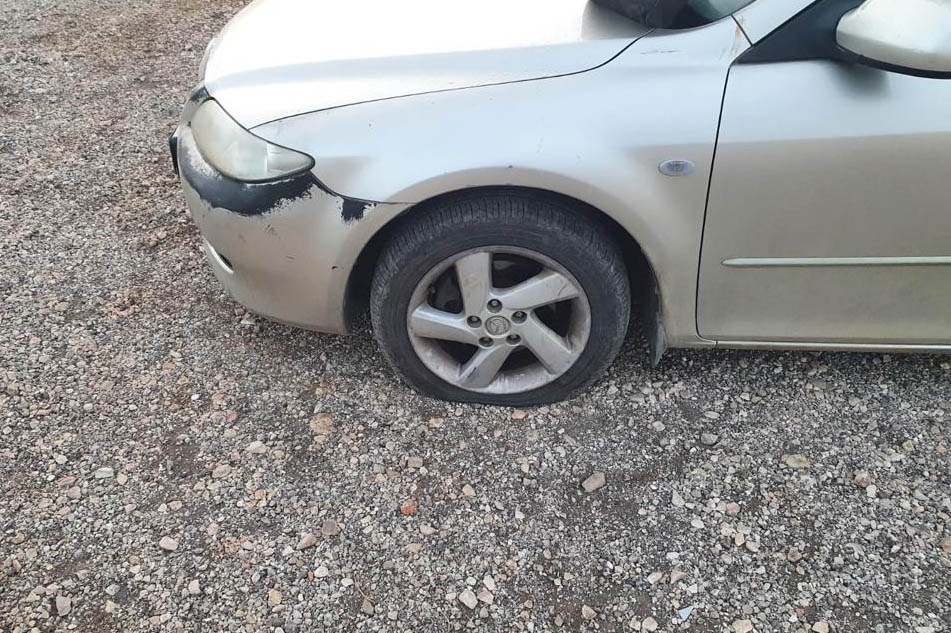 إطارات 20 سيارة تم ثقبها في قرية الكمانة. (تصوير: سكان الكمانة)