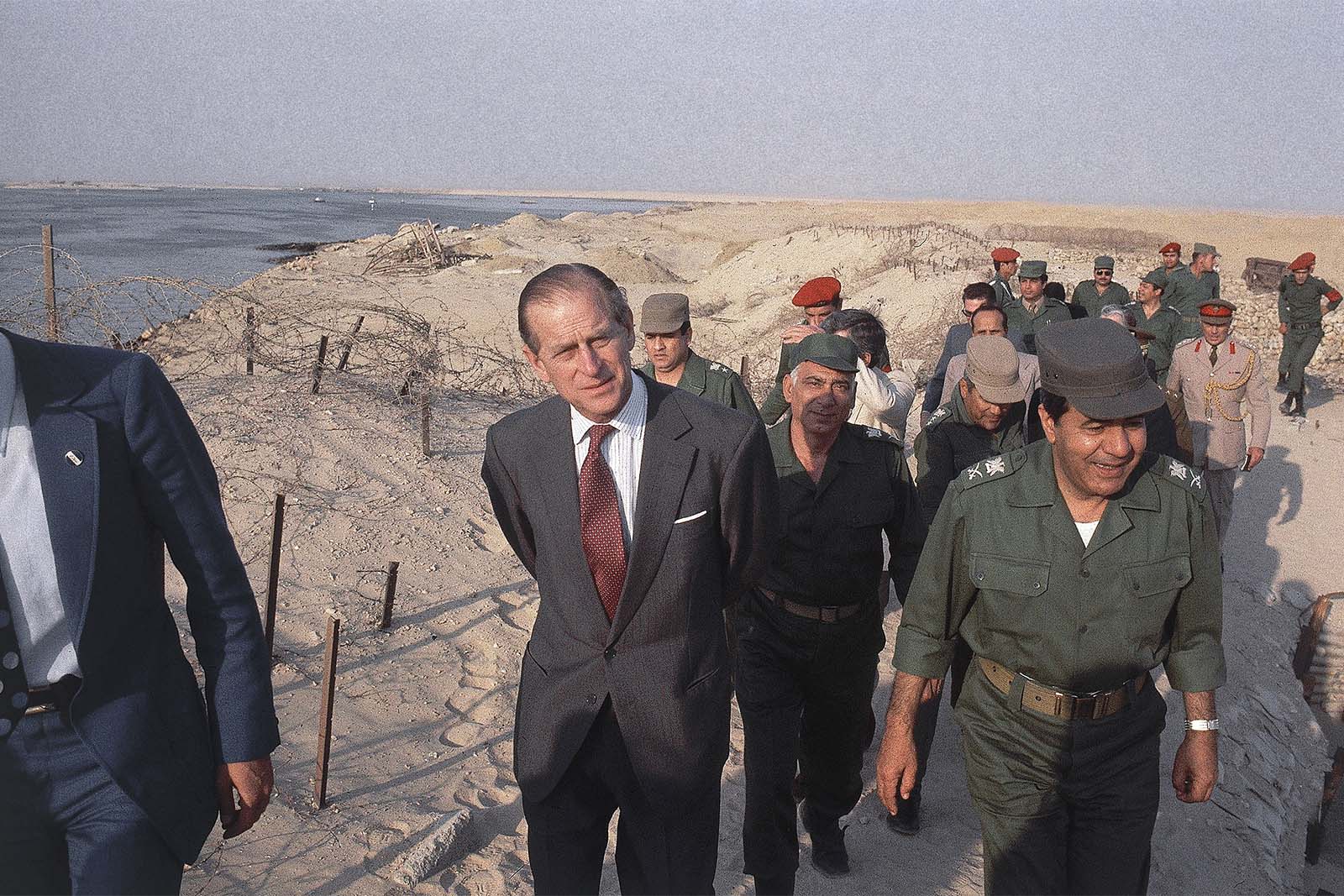 הנסיך פליפ בביקור במצרים בהריסות קו ברלב, 1981 (צילום: AP Photo/Bill Foley, File)