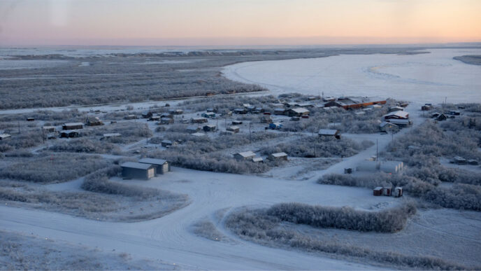 הכפר נאפאקיאק באלסקה, אליו בין היתר הגיעו החיסונים שסיפק תאגיד יוקון-קוסקווים. &quot;כמעט 50 כפרים הפרוסים על שטח הגדול פי-10 ממדינת ישראל&quot; (צילום: Airman 1st Class Emily Farnsworth/U.S. Air Force/Alaska National Guard via AP)