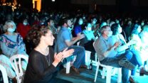 הופעה של הזמרת קרולינה בקפסולות במושב קדמת צבי ברמת הגולן, מרץ 2021. (צילום: מיכאל גלעדי/פלאש90)