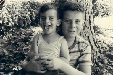 שלמה (מימין) ובן עמי בלבן ז"ל בילדותם. "הרעיון של בן עמי, לעשות סרט על אחיו, התגלגל אצלו המון שנים" (צילום: אלבום משפחתי)