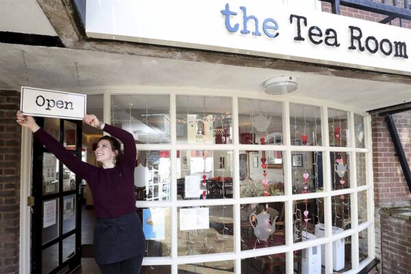 בעלת חדר תה באנגליה נערכת לפתיחה מחודשת, 11 באפריל 2021. (צילום: Martin Rickett/PA via AP)
