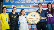 מימין לשמאל: דניאל רבר, טל לב, הילה קניסטר בר-דוד, נעשה שפיר ומאי דיין, עם צלחת האליפות (צילום: עודד קרני, מנהלת ליגת העל לנשים בכדורסל)