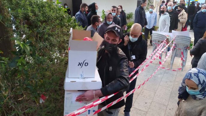 שליחי משרד הבריאות מביאים מנות חיסון למתחם של עמותת 'ואהבת' בחיפה. (צילום: יהל פרג')