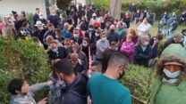 תור למתחם חיסונים לחסרי מעמד בחיפה. (צילום: יהל פרג')