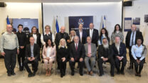 מלדיקי המשואות בטקס פתיחת יום העצמאות. יושבים: (מימין לשמאל: קפ"ק עו"ד עדן טפט הבטינש, הרב איתן שנרב, יעיש גיאת,ראש הממשלה בנימין נתניהו, שרה נתניהו, שרת התחבורה מירי רגב, שר התרבות והספורט חילי טרופר. עומדים (מימין לשמאל: אייבי מוזס, גבריאלה שטריגלר לו, עפרי בוטבול, ד"ר דרור דיקר, מאהר איברהים , שלומי שבת, ציפי הרפנס, עדי גוזי, שירה איסקוב ורס"ן מאור כהן. (צילום: קובי גדעון/ לע"מ)