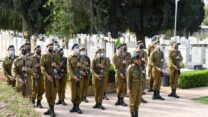 יום הזיכרון לחללי מערכות ישראל בבית העלמין הצבאי בנחלת יצחק (צילום: יונתן בלום)