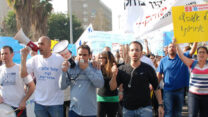 דני ואזנה אוחז במגפון בהפגנת מאבק עובדי פלאפון, 2012 (צילום: אלבום פרטי)
