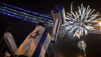 אנשים צופים בזיקוקים במהלך מופע לציון יום העצמאות של ישראל בירושלים (צילום: הדס פרוש/פלאש90)