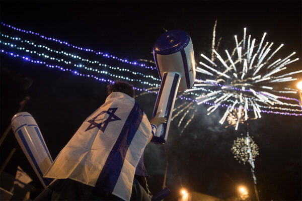 אנשים צופים בזיקוקים במהלך מופע לציון יום העצמאות של ישראל בירושלים (צילום: הדס פרוש/פלאש90)