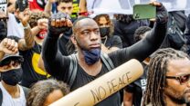 הפגנה של "Black Lives Matter" בהולנד בתקופת הקורונה. אלפי מחאות והפגנות התפרצו ברחבי העולם בעקבות המגפה (צילום: Robin Utrecht/SOPA Images/LightRocket via Getty Images)