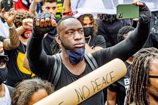 הפגנה של "Black Lives Matter" בהולנד בתקופת הקורונה. אלפי מחאות והפגנות התפרצו ברחבי העולם בעקבות המגפה (צילום: Robin Utrecht/SOPA Images/LightRocket via Getty Images)