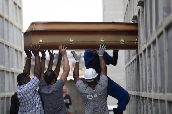 קבורת נפטרת מקורונה בריו דה ז'נרו, ברזיל. 3,000 מתים מהנגיף מדי יום (צילום: AP Photo/Silvia Izquierdo)