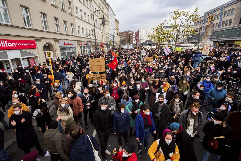 מפגינים בברלין נגד פסיקת בית המשפט המבטלת את הגבלת שכר הדירה, 15 באפריל 2021  (Christoph Soeder/dpa via AP)