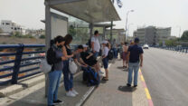 תחנת אוטובוס בדרך ההגנה בתל אביב (צילום: אסף צבי)