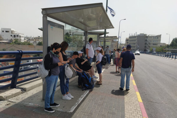 תחנת אוטובוס בדרך ההגנה בתל אביב (צילום: אסף צבי)