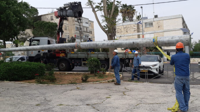 עובדי חברת החשמל מחליפים עמוד חשמל באזור ירושלים בזמן השרב (צילום: רון שיאחי) עובדי חברת החשמל מחליפים עמוד חשמל באזור ירושלים בזמן השרב (צילום: רון שיאחי)