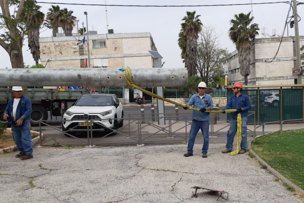 עובדי חברת החשמל מטפלים בתקלה באזור ירושלים בזמן השרב (צילום: רון שיאחי) עובדי חברת החשמל מטפלים בתקלה באזור ירושלים בזמן השרב (צילום: רון שיאחי)