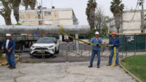 עובדי חברת החשמל מטפלים בתקלה באזור ירושלים בזמן השרב  (צילום: רון שיאחי)