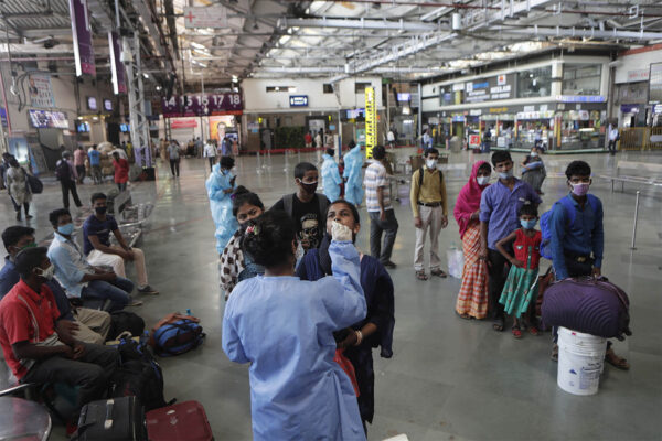 אנשים עושים בדיקות קורונה בתחנה מרכזית במומבאי, מהרשטרה, הודו. (צילום: AP/Rajanish Kakade)