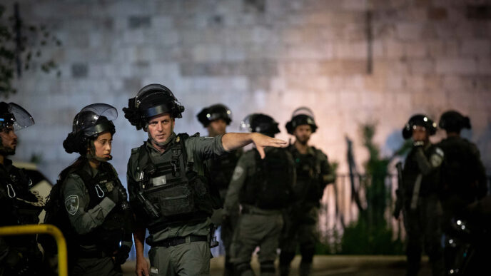 כוחות משטרה במהלך עימותים עם פלסטינים בירושלים. &quot;ישראל שיחקה לידי חמאס כשנתנה למבצע את השם שומר החומות&quot; (צילום: יונתן זינדל/פלאש 90)