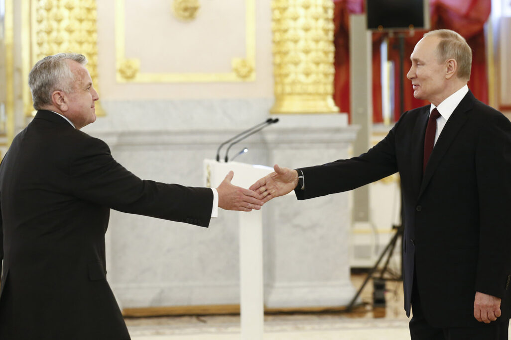 נשיא ארוסיה ולדימיר פוטין (מימין) ושגריר ארה"ב במוסקבה ג'ון סאליבן. ארכיון. (צילום: AP Photo/Alexander Zemlianichenko, Pool, File)