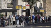 אנשים מחכים לאוטובוס בירושלים (צילום: נתי שוחט / פלאש 90)