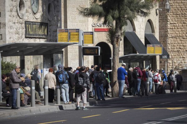 אנשים מחכים לאוטובוס בירושלים (צילום: נתי שוחט / פלאש 90)