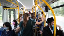נוסעים באוטובוס בירושלים. הנסיעות מהיישובים החרדיים לבירה יתייקרו (צילום: יוסי זמיר / פלאש 90).