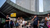 נוסעים מחכים לאוטובוס בתל אביב (צילום: מרים אלסטר / פלאש 90).