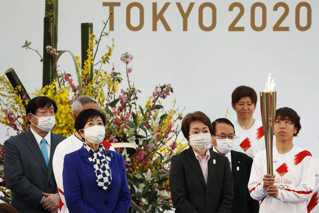ראשי הוועדה המארגנת לטוקיו, 100 ימים לתחילת תחילת האולימפיאדה (צילום: Kim Kyung-Hoon/Pool Photo via AP)