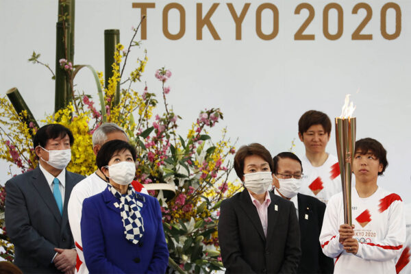ראשי הוועדה המארגנת לטוקיו, 100 ימים לתחילת האולימפיאדה (צילום: Kim Kyung-Hoon/Pool Photo via AP)