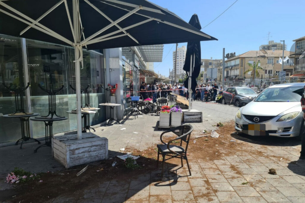 זירת התאונה בבת ים. (צילום: דוברות המשטרה) זירת התאונה בבת ים. (צילום: דוברות המשטרה)