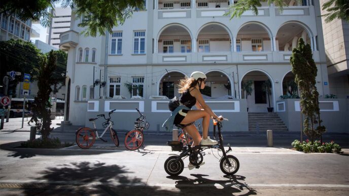 שדרות רוטשילד בתל אביב. &quot;צריך גם פתרונות מידיים יותר כמו שבילי אופניים&quot; (צילום: מרים אלסטר/פלאש 90)