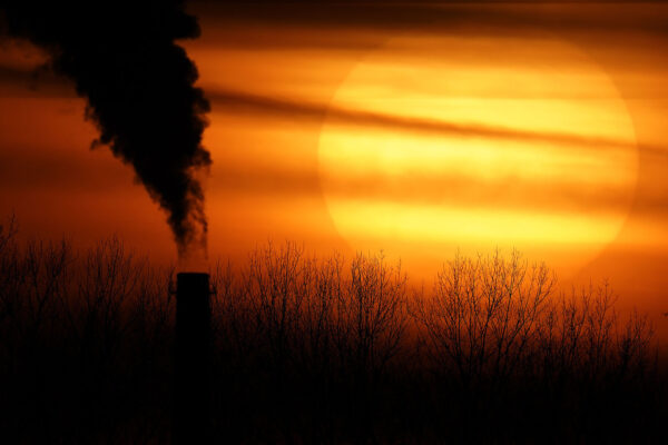 תחנת כוח פחמית מזהמת (AP Photo/Charlie Riedel, File).